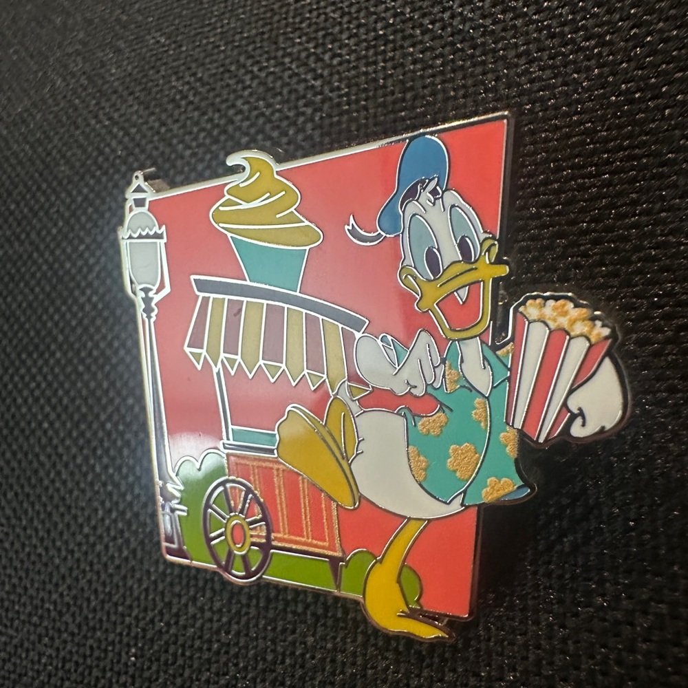 Disney Donald Pin - Picture 2 of 3